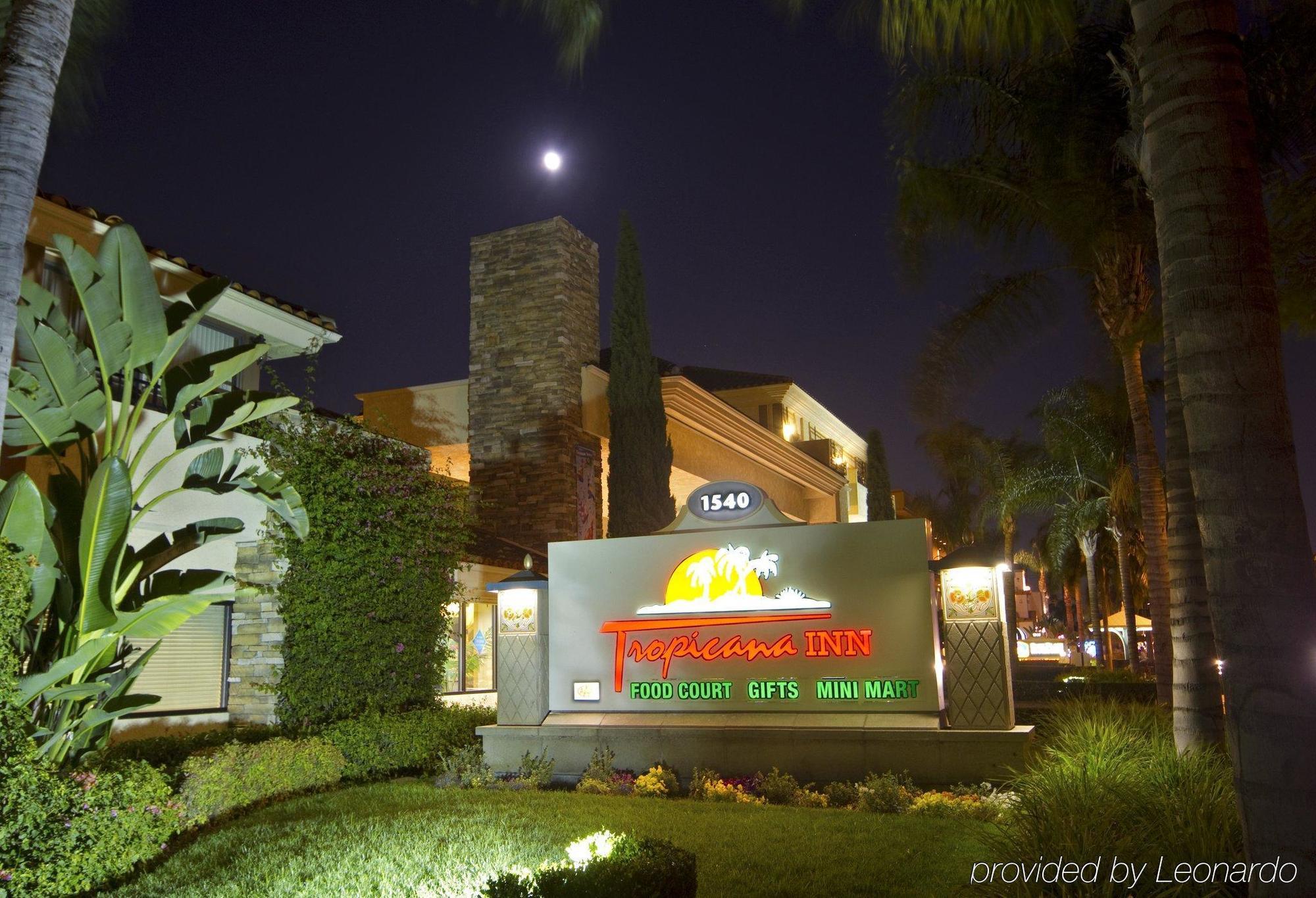 Tropicana Inn & Suites Анахайм Екстериор снимка