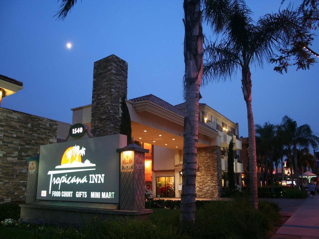 Tropicana Inn & Suites Анахайм Екстериор снимка